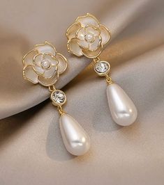 sparkling, these pearl drop earrings are crafted in sterling silver with freshwater cultured pearl drops complemented by petite round flower. This earring can be worn with or without the pearl, as the pearl can slide off the earring and be worn as a golden flower earring.Sizes: 6cm. Ideal to wear in any occasion. Ideal to give gift to your loved one. ♥️🌸🌸. Please feel free to wear this beautiful flower pearl earrings. Classy Jewelry, Fancy Jewellery, Fancy Jewelry, Chic Jewelry, Pearl Flower, Flower Earrings Studs, Fantasy Jewelry, Pretty Earrings, Girly Jewelry