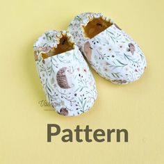 Baby slippers sewing pattern with tutorial – Vasenia Slippers Sewing Pattern, Baby Shoes Diy Pattern, Cricut Patterns, Shoe Patterns, Best Baby Shoes, Slipper Pattern, Handmade Baby Shoes, Baby Shoes Diy, Baby Booties Pattern