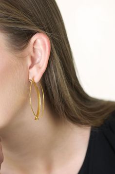 UNIQUE / LIGHTWEIGHT / HYPOALLERGENICThe abstract marquise shape of these earrings makes a statement without being too loud. They are modern, minimal and lightweight to be worn all day at office or an evening out. Handmade with extreme care and precision with the finest 925 sterling silver base and a thick layer of hypoallergenic 18k gold vermeil.Length 6 cm* Send me a dm if you need them in silverM A T E R I A L S 925 sterling silver, 18k hypoallergenic gold vermeil ( we use a very thick layer Gifts For Best Friend Christmas, Friend Christmas Gifts, Best Friend Christmas Gifts, Too Loud, Gold Vermeil Jewelry, Gold Statement Earrings, Handmade Jewelry Gift, Rose Gold Foil, Vermeil Jewelry