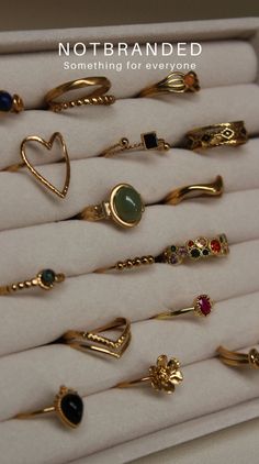 Golden Rings Aesthetic, Golden Ring For Women, Rings Aesthetic Vintage, Hands With Rings, Jewelry Y2k, How To Wear Rings