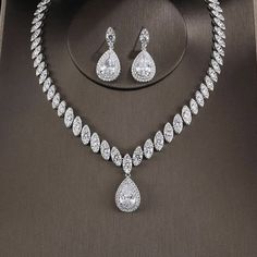 Crystal Bridal Jewelry Sets, Diamond Necklace Designs, Expensive Jewelry Luxury, Classy Jewelry, Fancy Jewellery, Expensive Jewelry, Necklace And Earring Set, Fancy Jewelry, Royal Jewelry