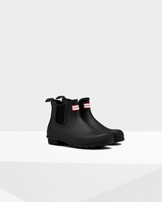 This handcrafted women's Chelsea boot is made from natural rubber, creating a waterproof design. How To Dress For A Wedding, Hunter Boot, Short Rain Boots, Chelsea Rain Boots, Thigh High Boots Heels, Chelsea Boots Women, Winter Ankle Boots, Skateboarder