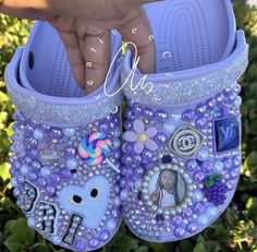 Bedazzled Crocs Shoes, Diy Crocs Shoes, Bubble Shoes, Bedazzled Crocs, Designer Crocs, Cool Crocs, Bedazzled Shoes Diy, Bling Ideas