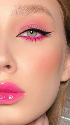 7 delineados perfectos para verte cute este 14 de febrero Sassy Makeup Looks, Simple Makeup Looks Colorful, Pink Winged Eyeliner, Bright Pink Makeup Looks, Easy Valentine’s Day Makeup, Eras Tour Makeup Ideas Lover, Pink Waterline Makeup, Simple Valentine’s Day Makeup, Hot Pink Dress Makeup Ideas