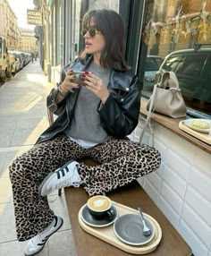 Zara Leopard Pants, Lepord Print Jeans Outfits, Cheetah Print Button Up Outfit, Leapord Pants Fit, Leopard Cargo Pants Outfit, Leopard Print Trousers, Leopard Trousers Outfit, Leopard Jeans Outfit 2024, Leopard Print Trousers Outfit