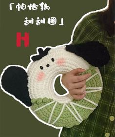 a person holding a crocheted snowman in front of a green background with words written in chinese