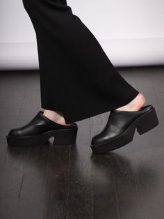 Clog Mules, Black Mule, Ny Style, Black Leather Mules, Camper Shoes, Leather Mules