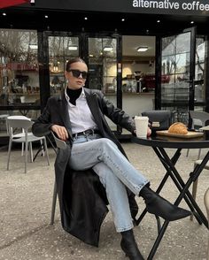 Blazer Under Coat Outfit, Winter Looks Aesthetic, Winter Night Out, Fashion Styling Tips, Outfits For Winter, Jacket Outfit Women, Simple Style Outfits, Boots Outfits, Cold Outfits