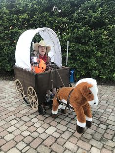 Halloween Wheelchair Costumes, Veer Wagon Halloween, Diy Wheelchair Costumes, Country Christmas Parade Float, Costumes For Wheelchairs, Wheelchair Decorations Ideas, Wagon Costume Ideas