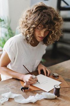 Honig-Highlights  #highlights #honig Undone Hairstyles, Curly Hair Pictures, Party Hairstyle, Curly Bangs, Hairstyle Inspo, Modern Party, Curly Girl Hairstyles, Curly Hair With Bangs, Textured Waves