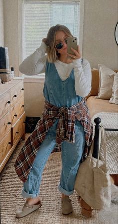 Cute Country Mom Outfits, Fall Nanny Outfit, Trendy Outfits For Hairstylists, Jr High Teacher Outfits, Cute Photographer Outfits, Spring Date Outfit Casual, Fall Girly Aesthetic, Casual Farm Outfit, 57 Degree Weather Outfit Fall