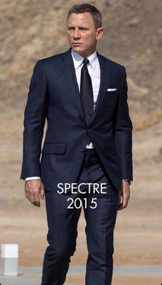 Daniel Craig Suit, Daniel Craig Style, James Bond Suit, Bond Outfits, Bond Suits, Mens Wardrobe, Bond Style, James Bond Style, A Man In A Suit