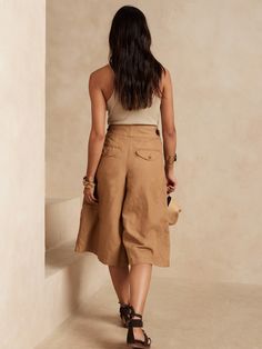 Evoke an adventuresome spirit, this explorer pant mixes utilitarian details with a high-rise-silhouette and flowing, wide-leg for feminine appeal.  Finished with a sturdy double-belted closure, these culottes make an easy choice for warm-weather days Weather Day, Caramel Apple, Natural Linen, Warm Weather, Banana Republic, Caramel, Wide Leg, High Rise, Pants