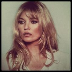 Kate Moss mit Brigitte Bardot inspiriertem Haarschnitt Kate Moss Hair, Bardot Hair, 90s Hairstyles, Fringe Hairstyles, Vintage Film, Hair Envy, Kate Moss, Great Hair, Layered Hair