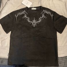 Black cybersigilism embroidery t-shirt Brand-new  /  Loose fit Size small, fits oversize can fit M and L Insanely soft velvet material Great quality knitted embroidery sick gym tee ✨ Bust 92-96cm / Waist 78-82cm Knitted Embroidery, Embroidery T Shirt, Gym Tees, Velvet Material, Shirt Brand, Soft Velvet, Loose Fitting, Bathing Beauties, Adult Outfits