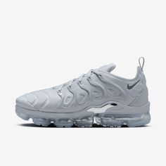 The Nike Air VaporMax Plus looks to the past and propels you into the future. Nodding to the 1998 Air Max Plus with its floating cage, padded upper and heel logo, it adds revolutionary VaporMax Air technology to ramp up the comfort and create a modern look. Nike Tn Plus 3, Pink Vapormax Nike, Nike Vapor Max Air, Nike Vapor Max Plus, Nike Air Maxes, Vapor Max Plus, Nike Vapormax Plus, Vapormax Nike, Nike Slippers