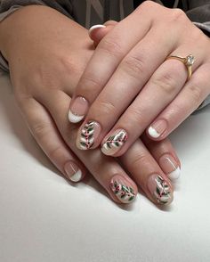 4. Winter Greenery and Berry Accent Nails Holiday Nail Designs Winter, Trendy Christmas Nails, Gingerbread Nails, Festive Christmas Nails, Holly Decorations, Holiday Nails Winter