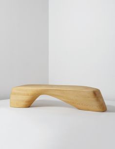 Zaha Hadid Minimalist Wood Furniture, Carved Furniture, Bench Designs, Small Entryway, Small Wood Projects, Architect Design, Furniture Projects