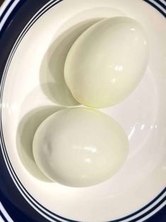 easy to peel hard boiled eggs Skz Cooking, Peeling Boiled Eggs, Food Recipes Quick, Cooking Hard Boiled Eggs, Perfect Boiled Egg, Vegetarian Food Recipes, Breakfast Sides Dishes, Peeling Hard Boiled Eggs, Egg Pictures