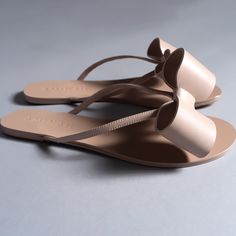 BLUSH FLIP FLOP – AMINAH ABDUL JILLIL Green Flip Flops, Pink Flip Flops, Blue Flip Flops, Designer Footwear, Shoes Heels Classy, High End Shoes, Flip Flops Style, Designer Flats, Heels Classy