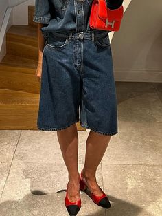 Micro-Elasticity Loose Urban Denim Plain Denim Shorts Urban Summer Outfits, Bermuda Outfits, Bermuda Shorts Outfit Street Styles, Denim Bermuda Shorts Outfit, Loose Shorts Outfit, Bermuda Shorts Outfit, Denim Shorts Style, Colour Blocking Fashion, Denim Shorts Outfit