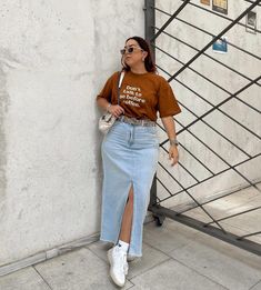 Curvy Casual Outfits, Outfits Gorditas, Denim Skirt Outfits, Casual College Outfits, Effortlessly Chic Outfits, Skirt And Sneakers