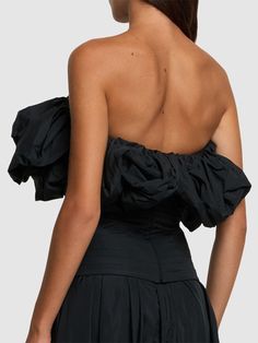 Asymmetrically draped fabric. Model is wearing a size36 Spring Evening Pre-draped Tops, Elegant Evening Tops With Folds, Elegant Folded Top For Evening, Evening Pre-draped Fitted Tops, Fitted Pre-draped Evening Tops, Fitted Pre-draped Tops For Evening, Fitted Pre-draped Tops For Formal Occasions, Evening Tops With Ruched Bodice, Elegant Evening Tops With Ruched Bodice