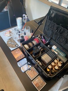 Makeup Artist Essentials, Makeup Artist Set Up, Makeup Artist Room, Master Cosmetologist, Makeup Artist Aesthetic, Makeup Kit Organization, Mua Business, Makeup Artist Working, Makeup Artist Career