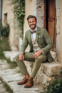 Costume mariage vert sur mesure pour homme | Chris Von Martial Khaki Groomsmen, Dressy Pant Suits, Suit For Men Wedding, Costume Beige, Green Wedding Suit, Types Of Suits, Groom Wedding Attire, Tan Suit, Bridal Party Outfit