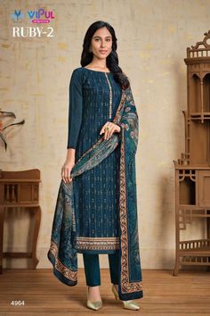 Fashion Forward Eid: The Most Beautiful and Trendsetting Dresses Plazzo Dress, Long Anarkali Gown, Suit Indian, Celana Fashion, Pakistani Formal Dresses, Gown Suit, Pakistani Salwar, Pakistani Salwar Kameez, Anarkali Gown