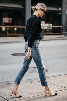 Slingback Chanel, Fashion Fotografie, Straight Leg Jeans Outfits, Style Désinvolte Chic, Chanel Slingback, Style Parisienne, Minimal Street Style, Jeans Outfit Summer, Paris Mode