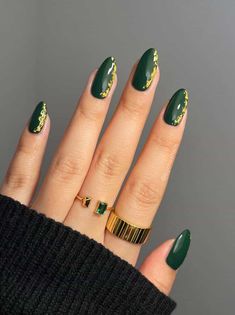 St Patricks Day Nails, Dark Green Nails, Green Nail Art, Elegant Nail Art, Holiday Nail Designs, Green Nail Designs, Nail Colors Winter, Cute Christmas Nails, Festival Nails