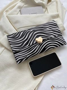 Trendy Evening Wristlets: 💃 Shine Bright with Trendy Evening Wristlets! 👜✨ Bags Elegant, Black And White Bags, Elegant Texture, Letter Envelope, Envelope Bag, Latest Trend, White Bag, Shine Bright, Wristlets