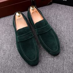 The ultimate guide to men's luxury loafers. We review the best loafers for men's brands, classic loafers for men, and the cool loafers you need. Shop it at our store Gloeni! Luxury Loafers, Best Loafers, Mens Loafers Shoes, Shoes Business, Perfect Teeth, Shoes Walking, Suede Leather Shoes, Men's Loafers, Shoes Wedding