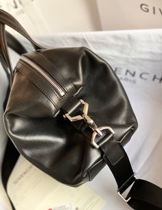 Givenchy Nightingale genuine togo calfskin fabric, original quality, exclusive supply on the entire network, non-market ordinary goods.

(size bottom length 28×height 28×bag mouth 45×bottom width 12) Givenchy Nightingale, Givenchy Antigona, Lv Purse, Lv Shoes, Lv Belt, Lv Handbags, Lv Wallet, Nightingale, Purple Bags