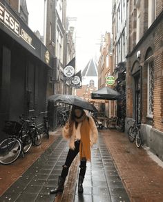 Cute Rain Outfits, 22 Outfit Ideas, Rainy Season Outfit, Winter Rainy Day Outfit, Raining Day Outfit, Rain Sneakers, Rainy Day Hairstyles