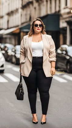 #moda #asesoradeimagen #blazer #glammer #outfitsdiarios #consultoriadeimagen #modayestilo Outfits Con Blazers, Plus Size Casual Work Outfits, Plus Size Business Attire, Plus Size Posing, Curvy Casual Outfits, Big Size Fashion, Outfits Gorditas, Plus Size Work, Look Plus Size