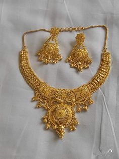 Women Gold Necklace Jewellery, Gold Set Design 2024, Gold Neckless Jewelry, Gold Kitty Set Design Indian, Gold Jewelry Necklace Wedding, Neckless Gold Jewelry Indian Wedding, Gold Sets Jewelry Indian Design, Gold Set Design, Indian Gold Necklace Designs