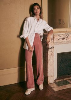 Pink Trousers Outfit, Pink Parisian, Tomboy Shirts, Monochromatic Fashion, Pink Trousers, Fashion Forms, Street Style Chic, Only Fashion, Mode Inspiration