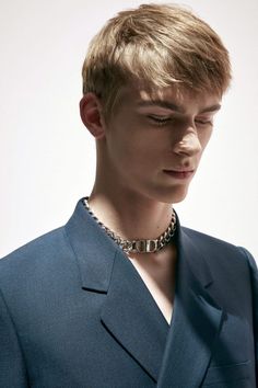 Dior Men Jewelry, Christian Dior Menswear, Dior Men Campaign, Dior Chain Necklace, Mens Necklace Fashion, Dior High Jewelry Necklace