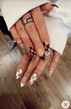 Fall Nails Checkered Design, Short Almond Nails Simple Designs, Fall Nails Biab, Nail Ideas November 2024, Red Accent Nail Ideas, Cute Fall Thanksgiving Nails, Tan And White Checkered Nails, Brown Theme Nails, Fun Fall Nails Acrylic