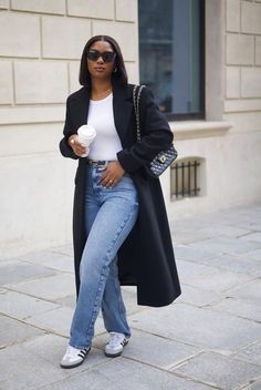 IG : 6mnaahs 1 Pair Of Jeans 5 Outfits, Chic Errands Outfit, Samba Fall Outfits Women, Samba Work Outfits Women, Classy Errand Outfit, Sambas And Jeans, Casual Outfits Fall Women, Casual Jeans Work Outfits, Fall Style Black Women