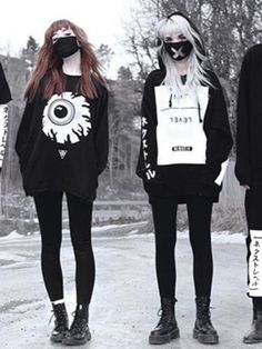 There are 4 tips to buy this sweater: goth japanese streets black and white nu goth emo street goth dark. Dark Grunge Outfits, Street Style Photography, Street Goth, Goth Outfit, Blogger Street Style, Fashion 90s, Fashion Jackson, Street Style Trends