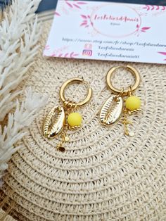 Stainless steel hoop earrings with 18k brass chains and stainless steel shell charm and yellow beads Do not fade easily Carefully sent in a tracked letter pouch in a bubble envelope. Yellow Hypoallergenic Hoop Earrings As Gift, Yellow Hypoallergenic Hoop Earrings For Gifts, Hypoallergenic Yellow Hoop Earrings As Gift, Hypoallergenic Yellow Hoop Earrings For Gifts, Trendy Yellow Hoop Earrings As Gift, Trendy Yellow Hoop Earrings For Gift, Trendy Gold Hoop Earrings For Beach, Nickel-free Yellow Hoop Earrings As Gift, Yellow Metal Hoop Earrings For Pierced Ears