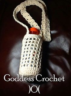 a crocheted water bottle holder is shown with the words goddess crochet 101 on it