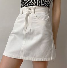 White High Waist Y2k Mini Skirt, Y2k High Waist Cotton Skort, White Mini Skirt With Pockets For Spring, White Skort With Pockets For Day Out, White Mini Skirt Y2k Style For Summer, White Y2k Mini Skirt For Summer, Trendy High Waist White Skirt, Y2k Style White Mini Skirt For Spring, Y2k White Mini Skirt For Spring