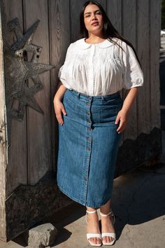 "Casual and Chic: Denim Skirt Looks You'll Love" Skirt Outfits For Women, Fashion Dresses For Women, Ivy City Co, City Woman, Long Denim Skirt, Chic Skirts