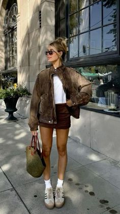 Milan Fall Fashion, Milan Autumn Outfit, Fall New York City Outfits, Short Skirt Fall Outfits, Autumn New York Outfits, September Outfits 2024, City Exploring Outfit, Europe Outfits Winter, Europe Outfits Fall