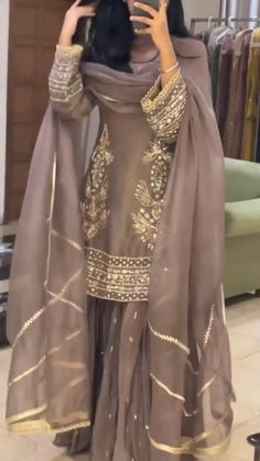 Fotografi Vintage, Traditional Indian Dress, Pakistani Fancy Dresses, Pakistani Dresses Casual, Beautiful Pakistani Dresses, Indian Dresses Traditional, Traditional Indian Outfits