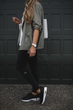 Friday Wear, Black Sneakers Outfit, Look Legging, Tennis Shoes Outfit, Olive Green Jacket, Dallas Fashion, Moto Leggings, Army Green Jacket